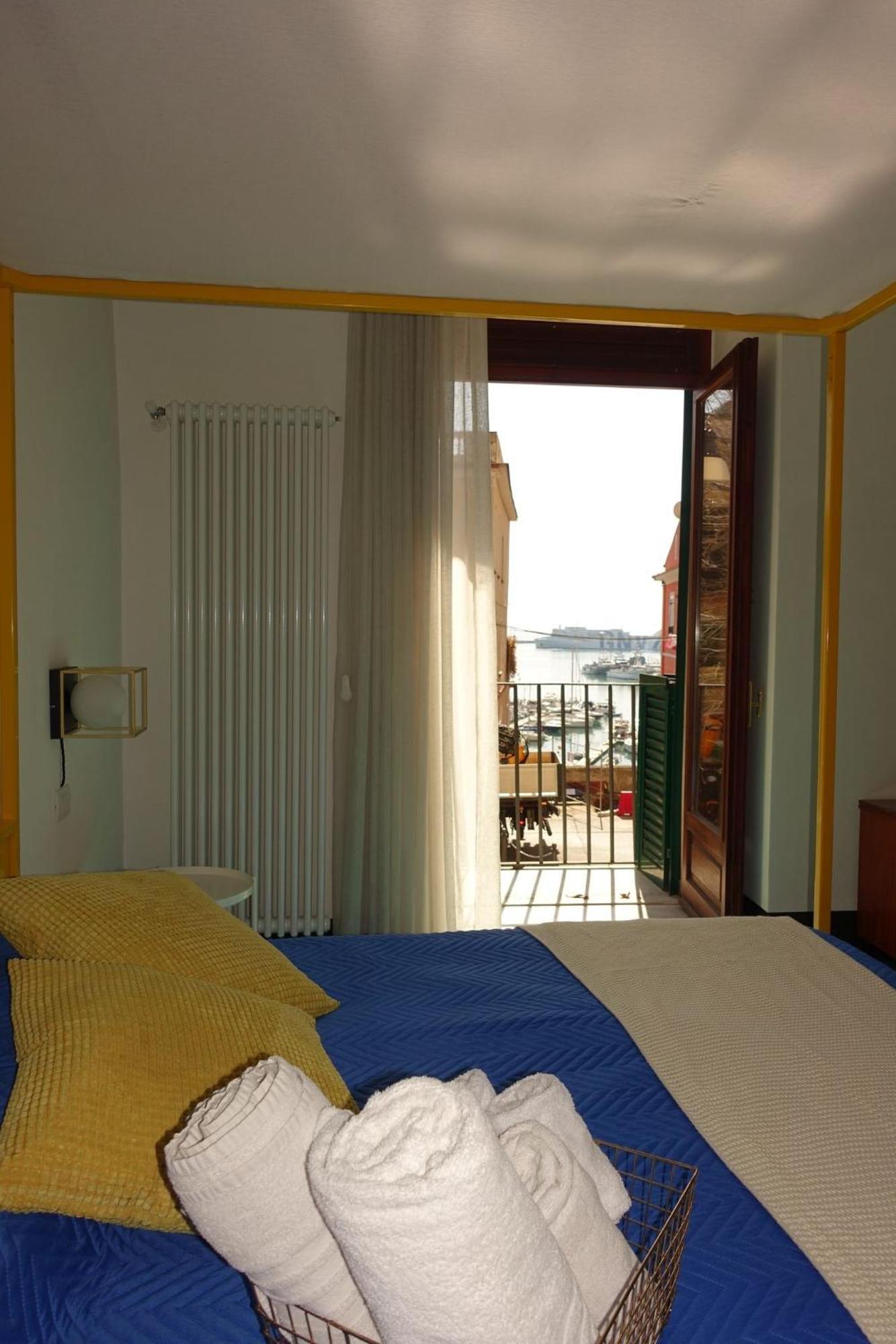 Ninina Boutique Suites Salerno Ngoại thất bức ảnh